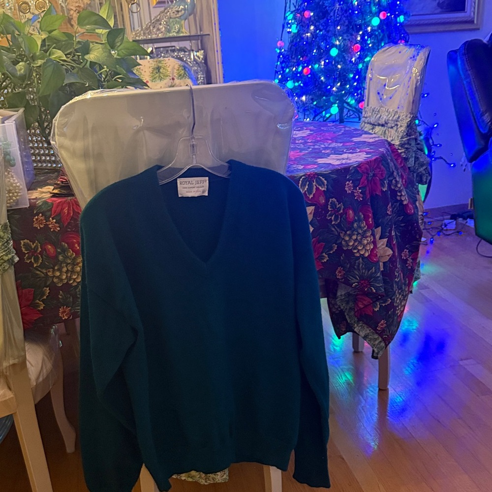 Men’s size medium, royal Jeff, beautiful green long sleeve sweater